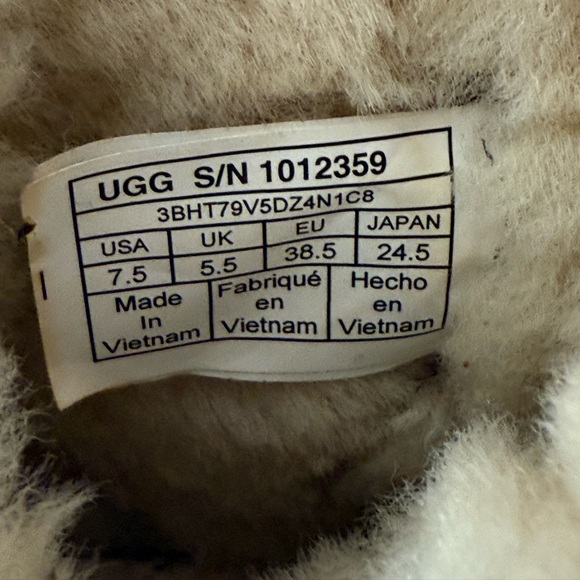 Ugg lace up boots - Picture 6 of 7